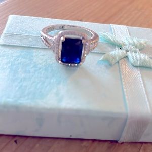 🔥925 Sterling silver ring w.blue spinel stone insert and cubic zirconia.